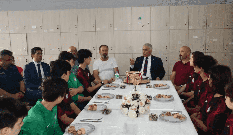 Vali Yıldırım'dan Futsal Yıldızlar Türkiye Şampiyonu Olan Öğrencilere Tebrik