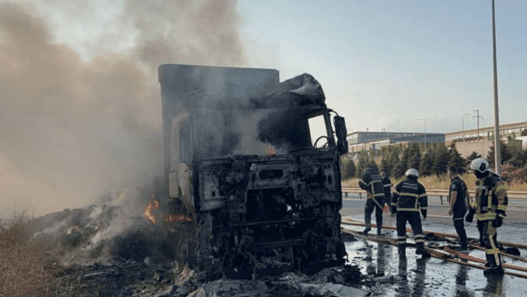 Seyir Halindeki Tır Alev Alev Yandı, Ulaşım Aksadı