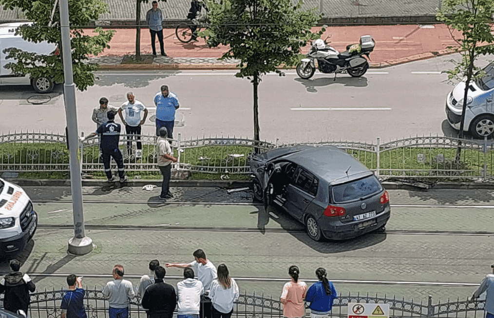 Korkulukları Aşan Araç Tramvay Yoluna Girdi