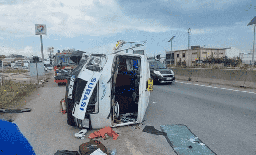 Minibüs Otomobille Çarpıştı: 9 Kişi Yaralandı