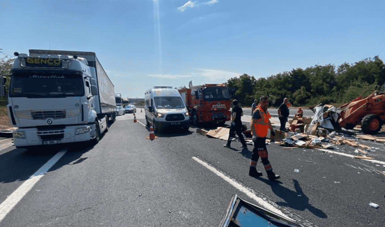 Kırklareli'nde Lastik Yüklü Tır Devrildi: Sürücüsü Yaralandı