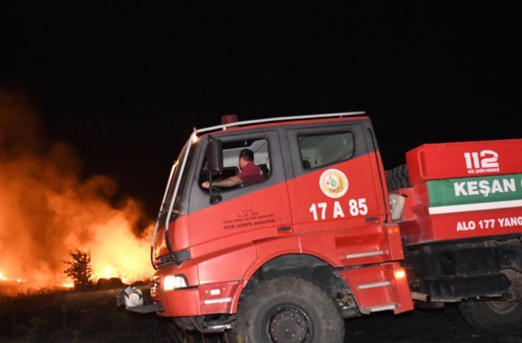 Edirne'de Buğday Ekili Alanda Çıkan Yangın Söndürüldü