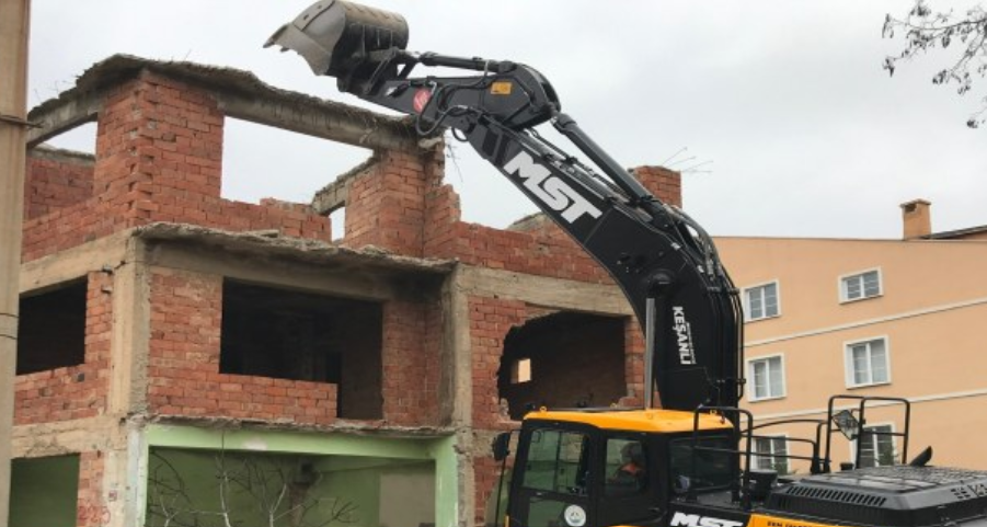 Keşan'daki Metruk Binalar Yıkılmaya Devam Ediyor