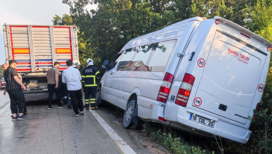 Korkutan Kazada Minibüs Yol Kenarına Savruldu