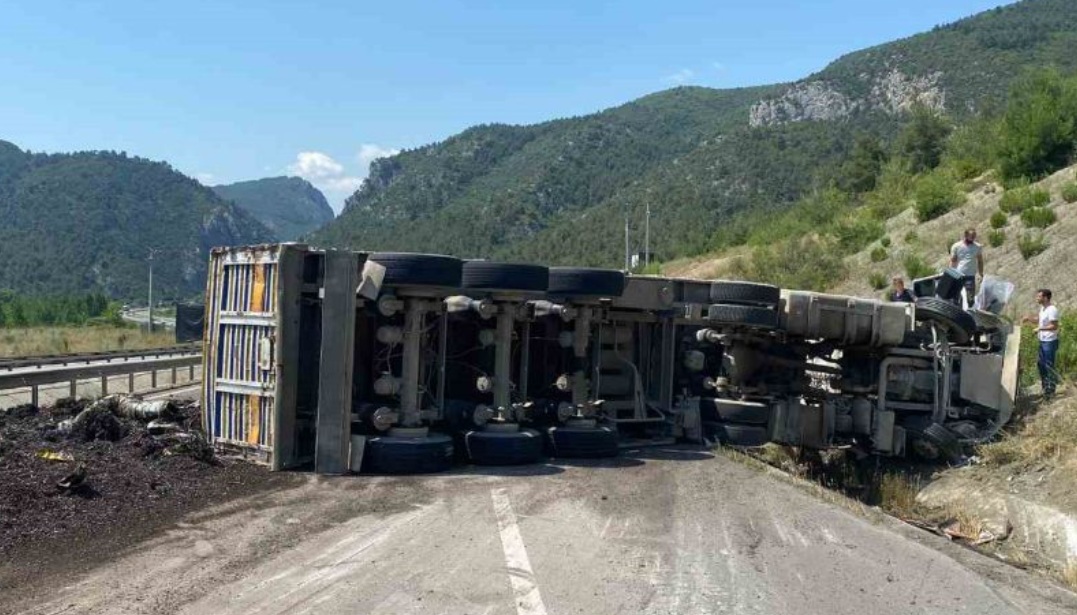 Hurda Yüklü Tır Devrildi ve 1 Kişi Yaralandı