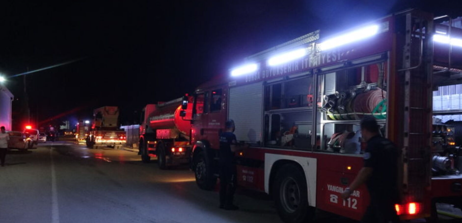 Bursa'da Plastik Boru Deposunda Çıkan Yangın Söndürüldü