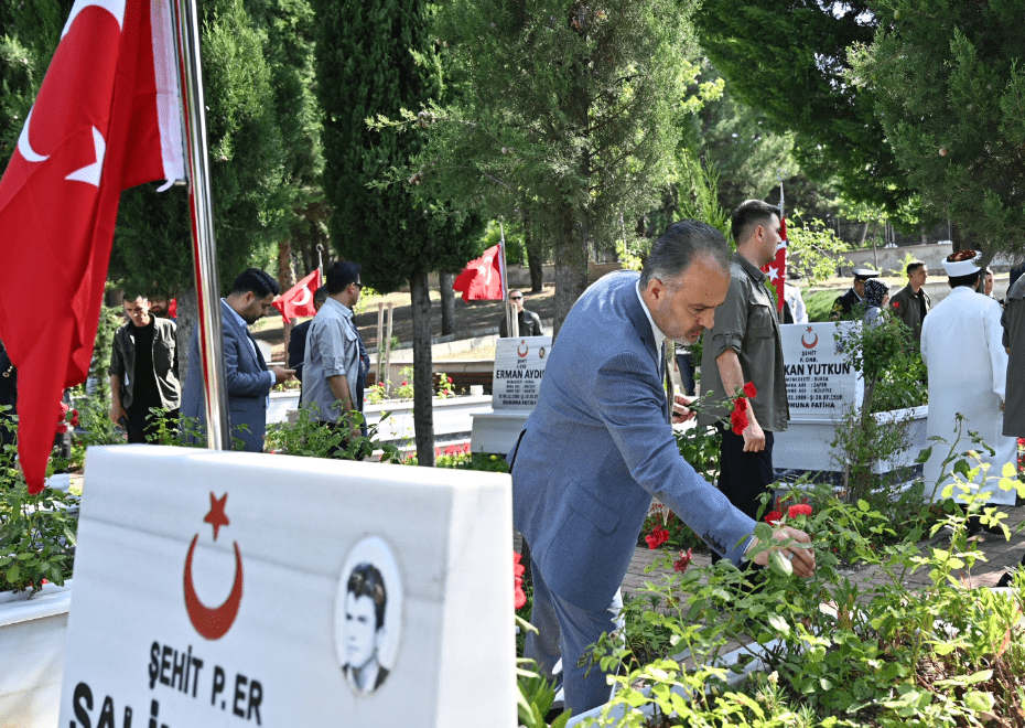 15 Temmuz Şehitleri Şehitliklerde Anılıyor