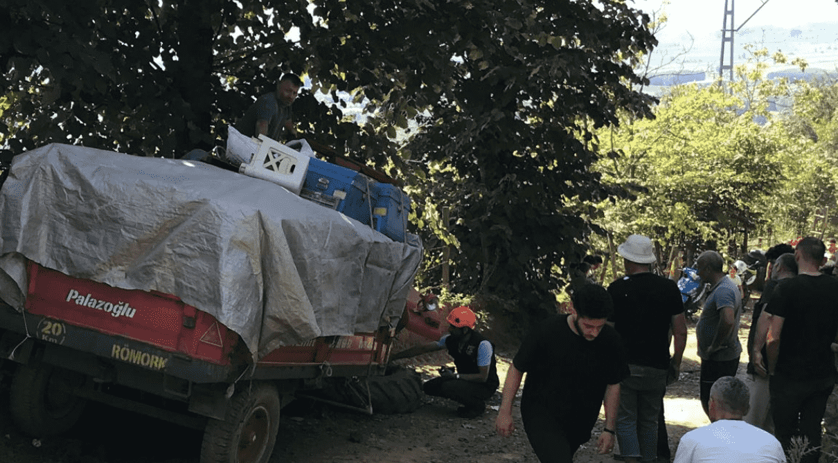 Kaza Yapan Arı Kovanı Yüklü Traktörün Sürücüsü Yaralandı