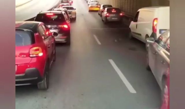 Motosiklet Sürücüsü Ambulansa Yol Açmak İçin Çabaladı