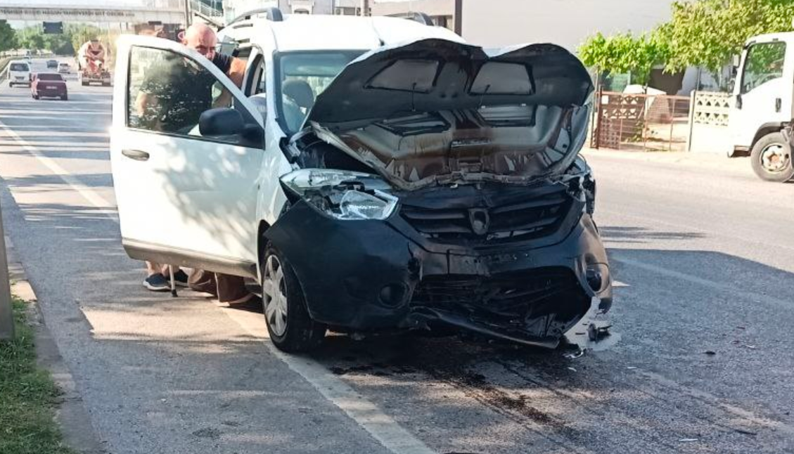 Hafif Ticari Araç Otomobille Çarpıştı: 3 Kişi Yaralandı