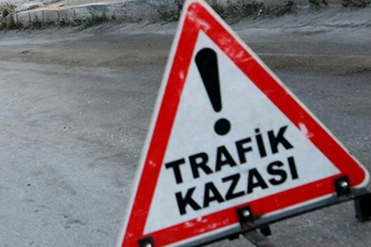 Hafif Ticari Araçla Otomobilin Çarpıştığı Kazada 2 Kişi Yaralandı