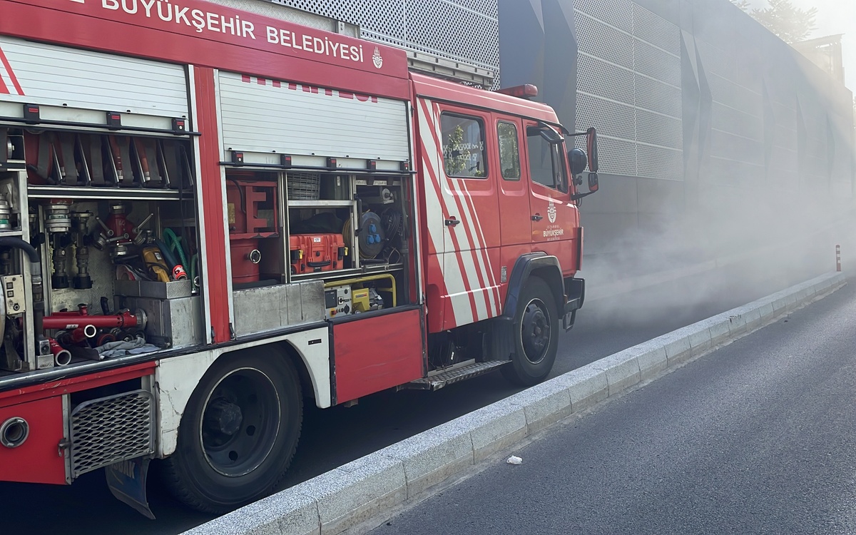 Sarıyer'deki İş Merkezinde Çıkan Yangına İtfaiye Ekipleri Müdahale Ediyor