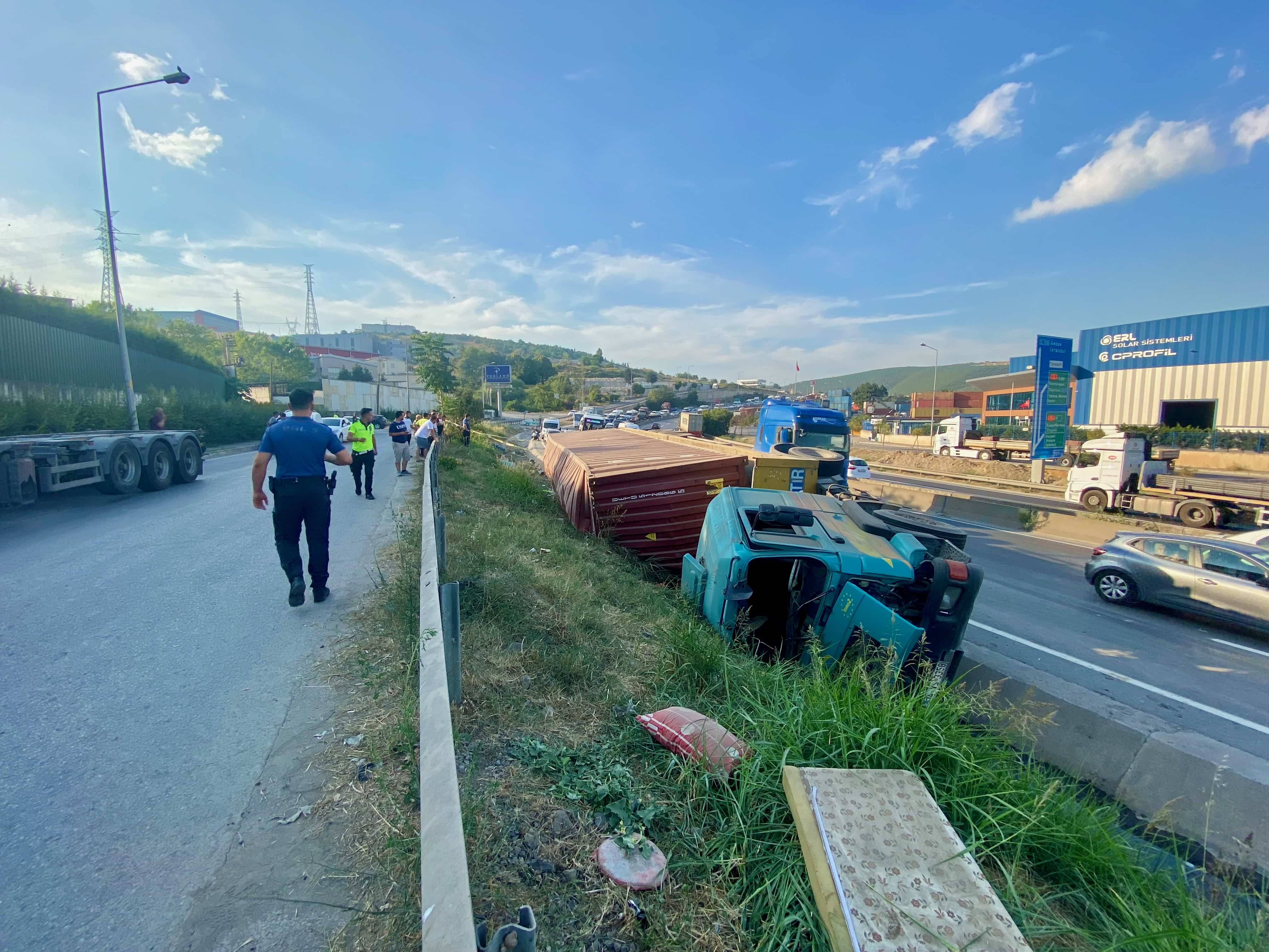 Devrilen Tırın Sürücüsü Yaşamını Yitirdi