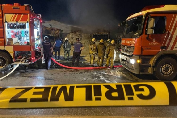 Veliefendi Hipodromu Önünde Park Halindeki Araçlarda Korkutan Yangın