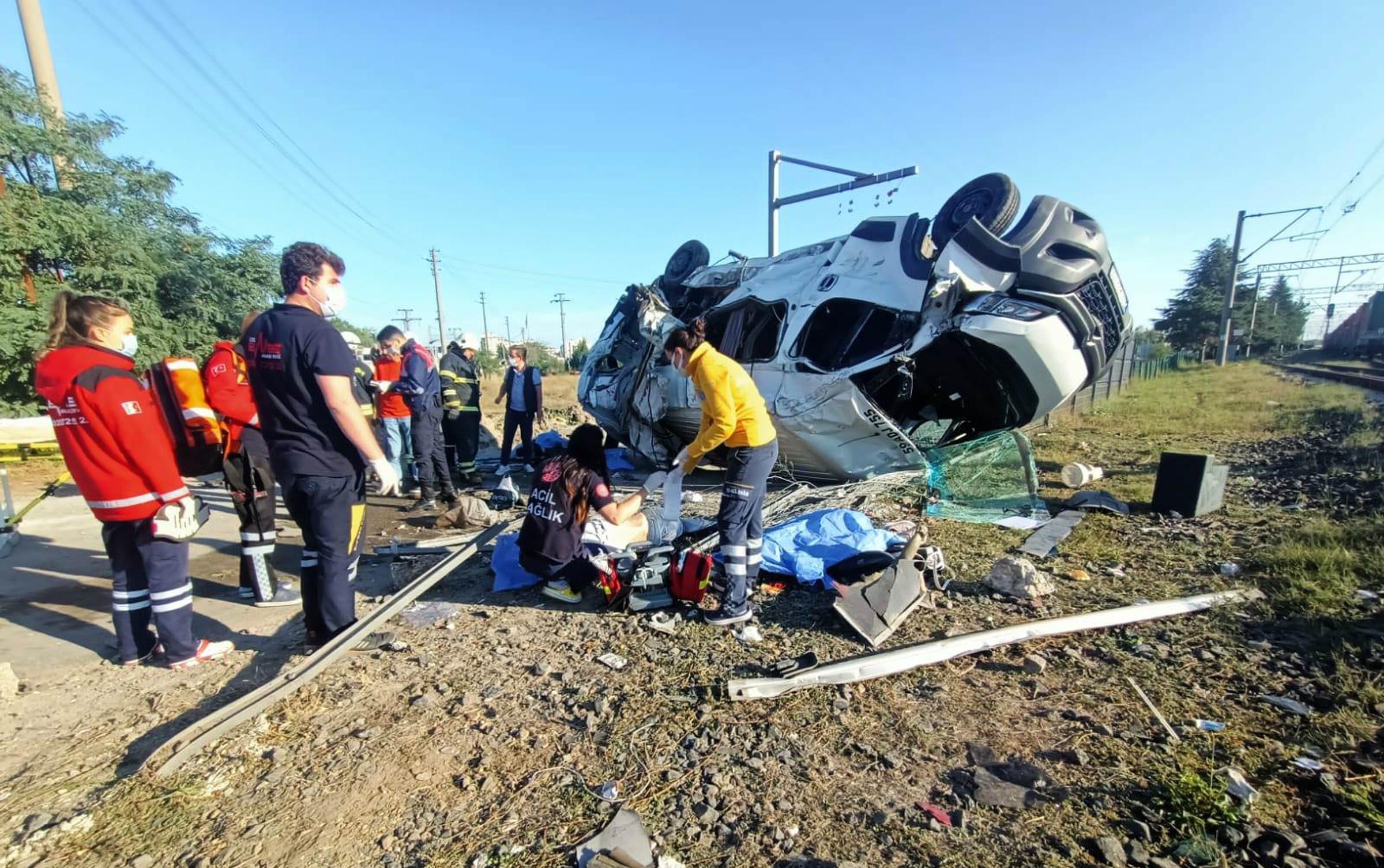 Hemzemin Geçitte Yük Treni Minibüse Çarptı