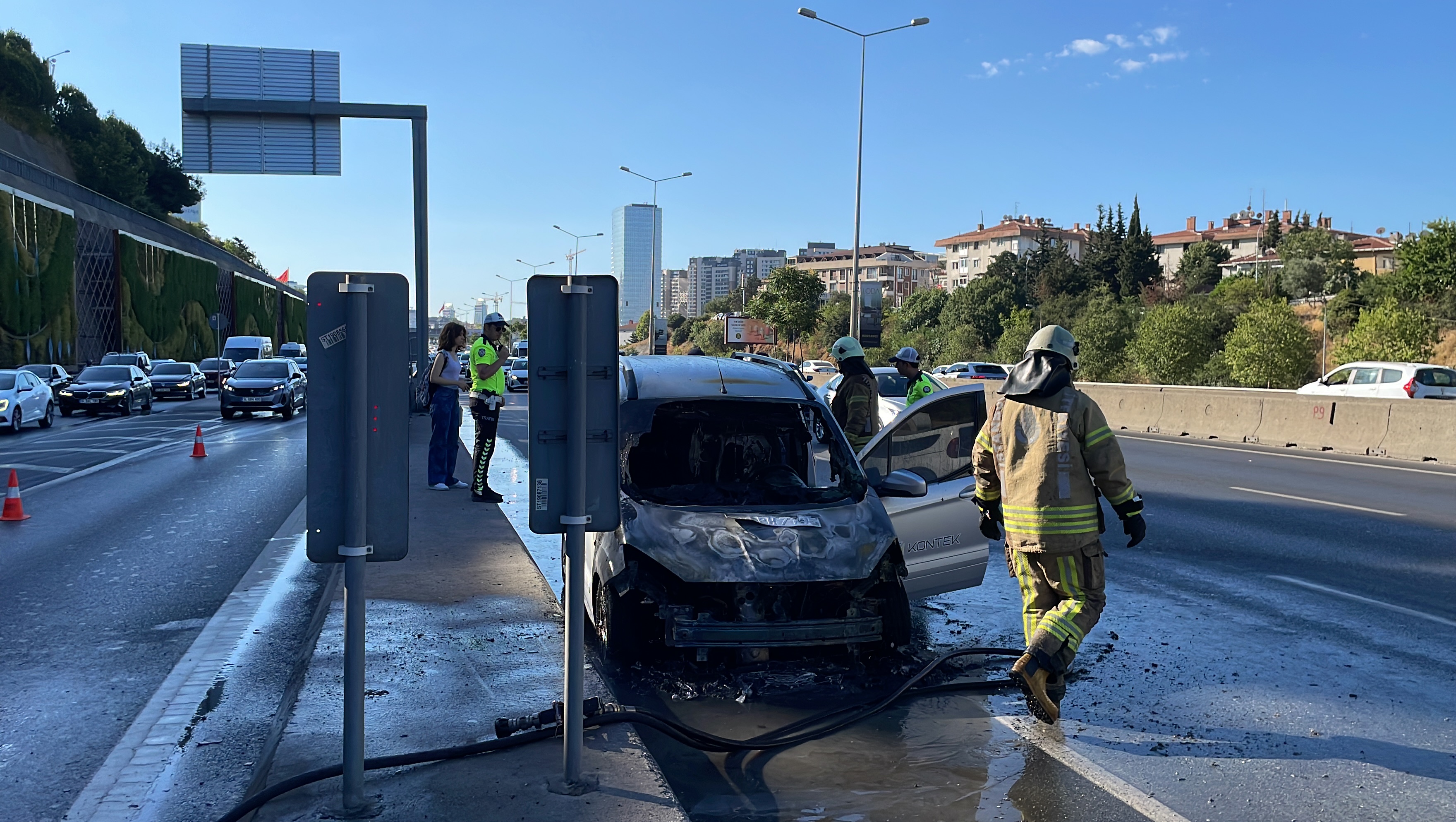 Seyir Halindeki Otomobil Cayır Cayır Yandı