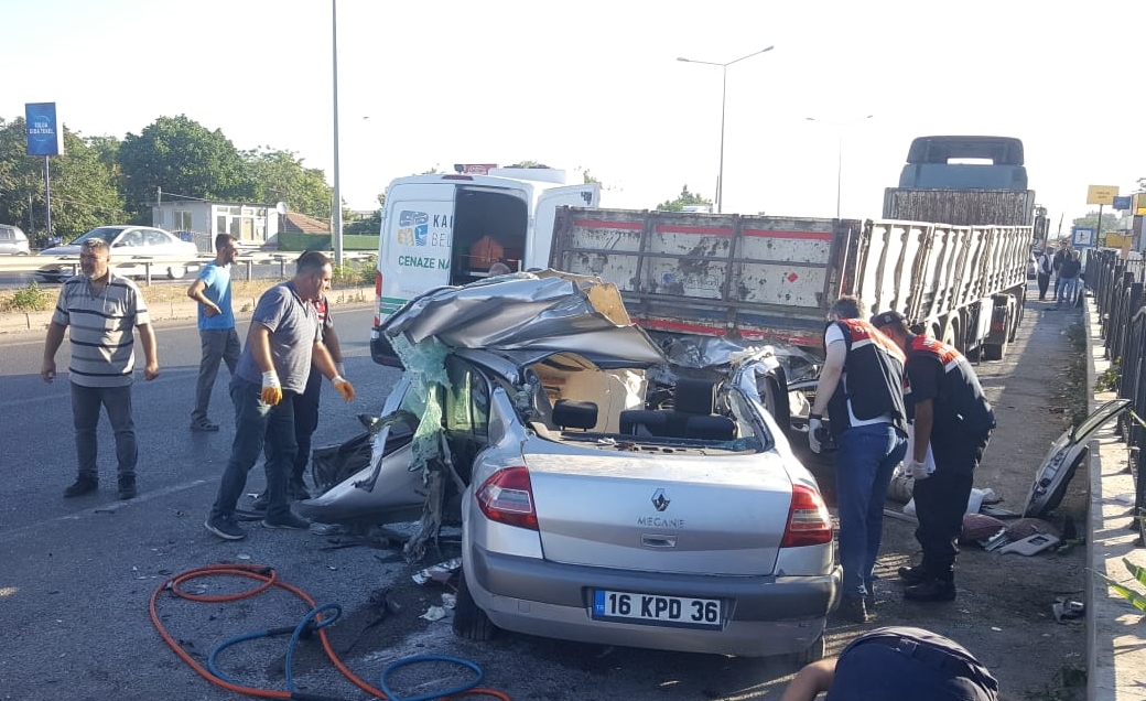 Otomobil Tıra Çarptı: 4 Kişi Yaşamını Yitirdi, 2 Kişi Yaralandı