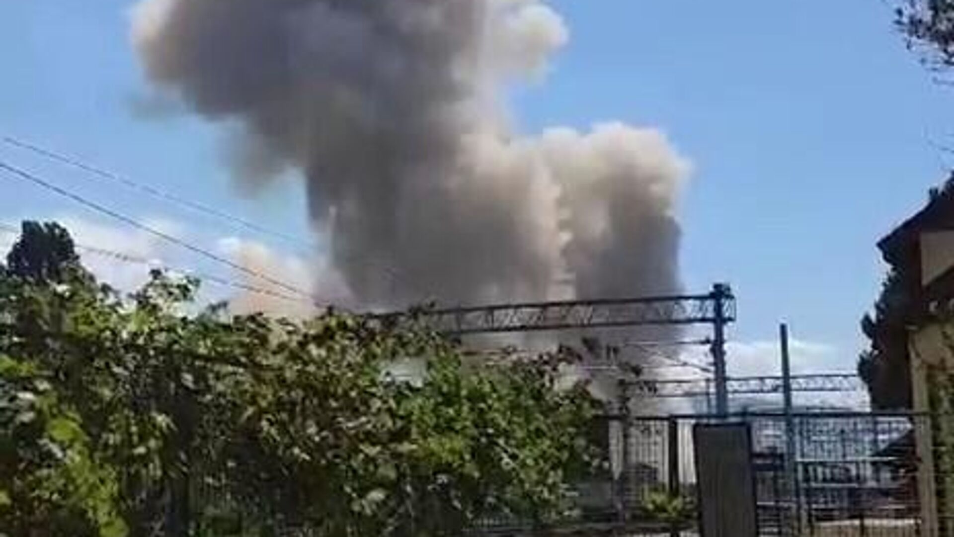 Derince'de Patlama! Yoğun Duman ve Toz Bulutu Yayıldı