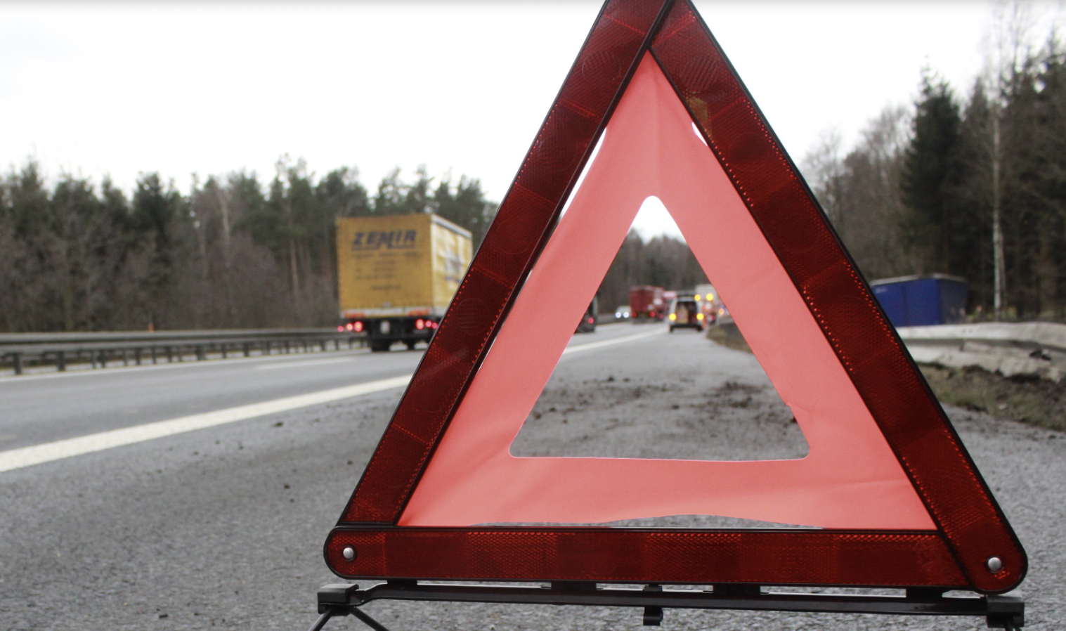 Bursa'da Bariyerlere Çarpan Otomobildeki 3 Kişi Yaralandı