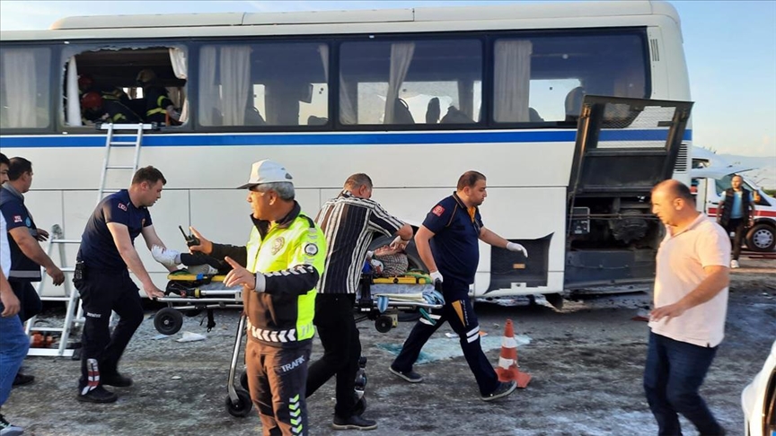 Korkutan Kaza: Servis Otobüsü Kaza Yaptı