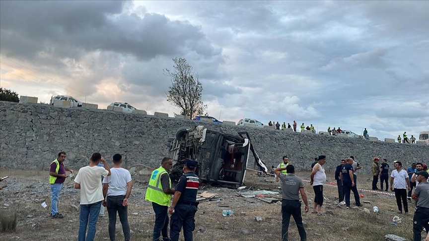 Servis Otobüsü Köprüden Düştü: 27 İşçi Yaralandı