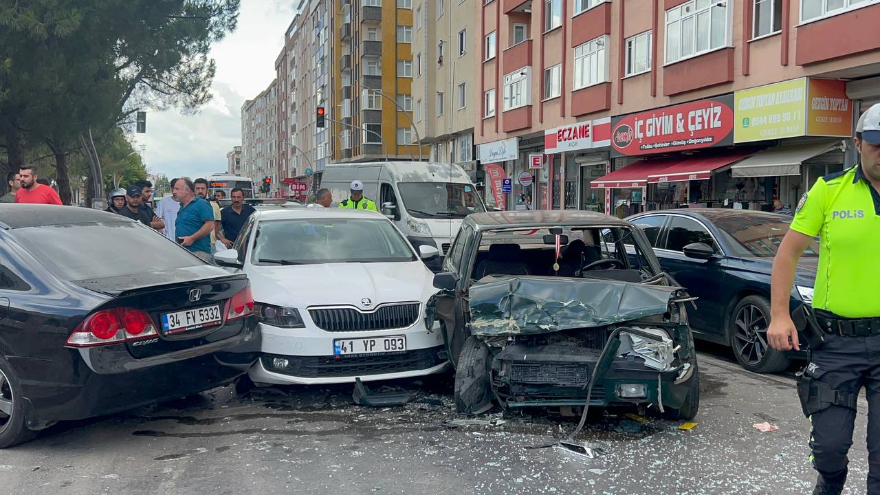 Zincirleme Trafik Kazası: 2 Yaralı