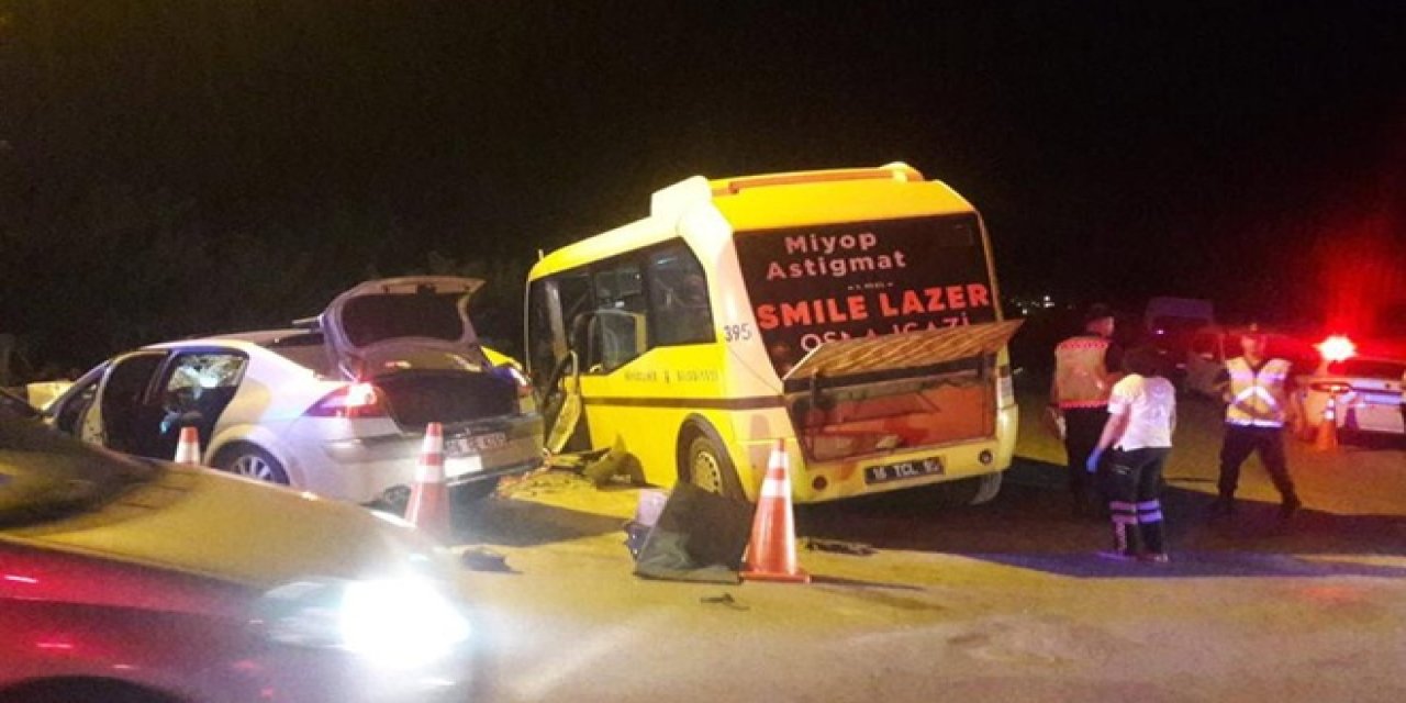 Otomobille Yolcu Minibüsü Çarpıştı: 2 Kişi Yaşamını Yitirdi