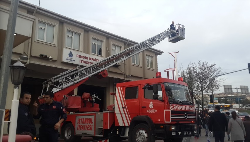 Nakliye Kamyonundaki Yangın Binaya Sıçradı