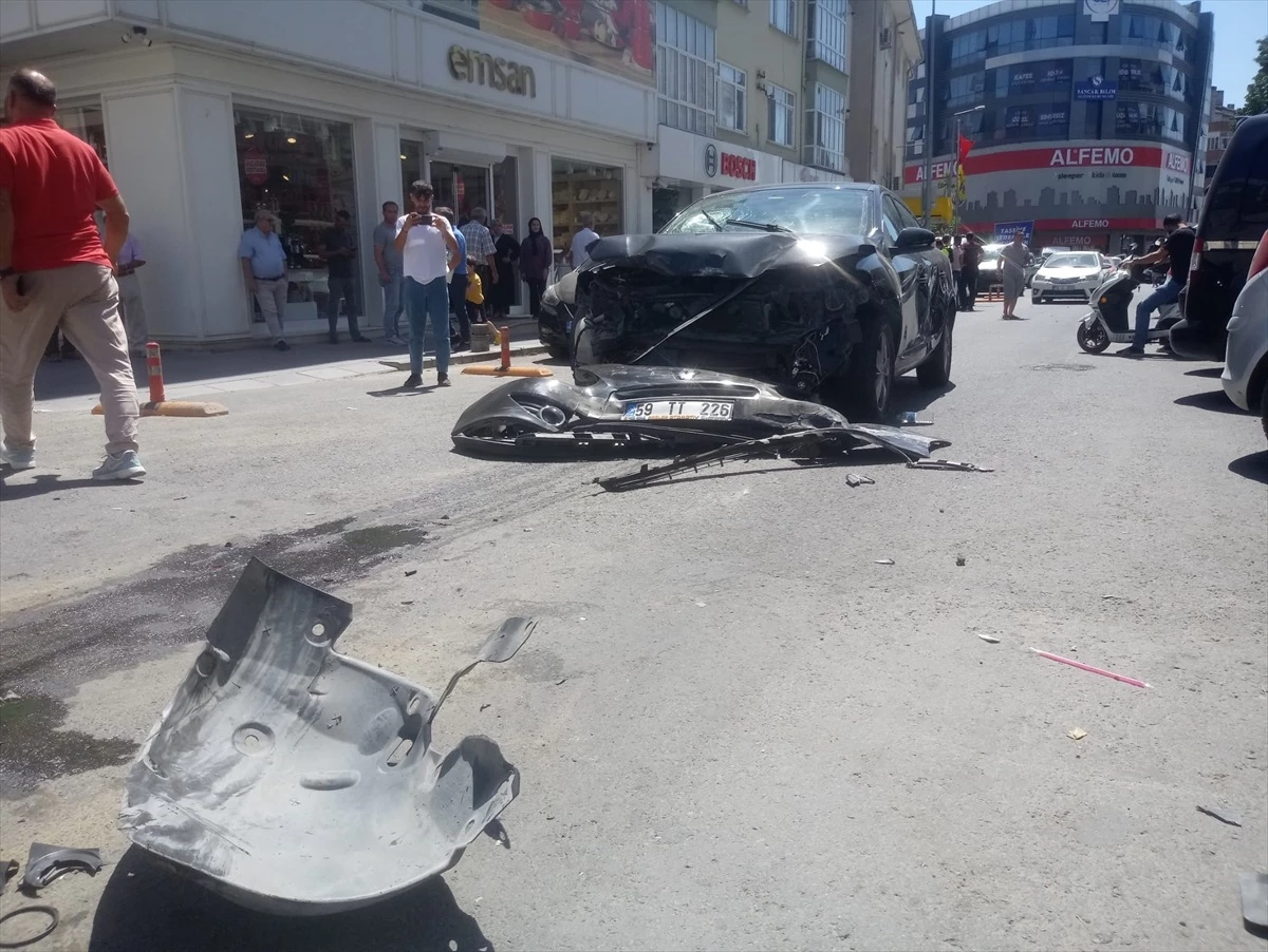 Tekirdağ'da Zincirleme Trafik Kazasında 2 Kişi Yaralandı