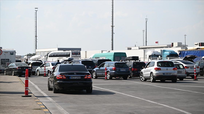 Gurbetçilerin Gümrükte Bekleme Süreleri Yarı Yarıya Azaldı