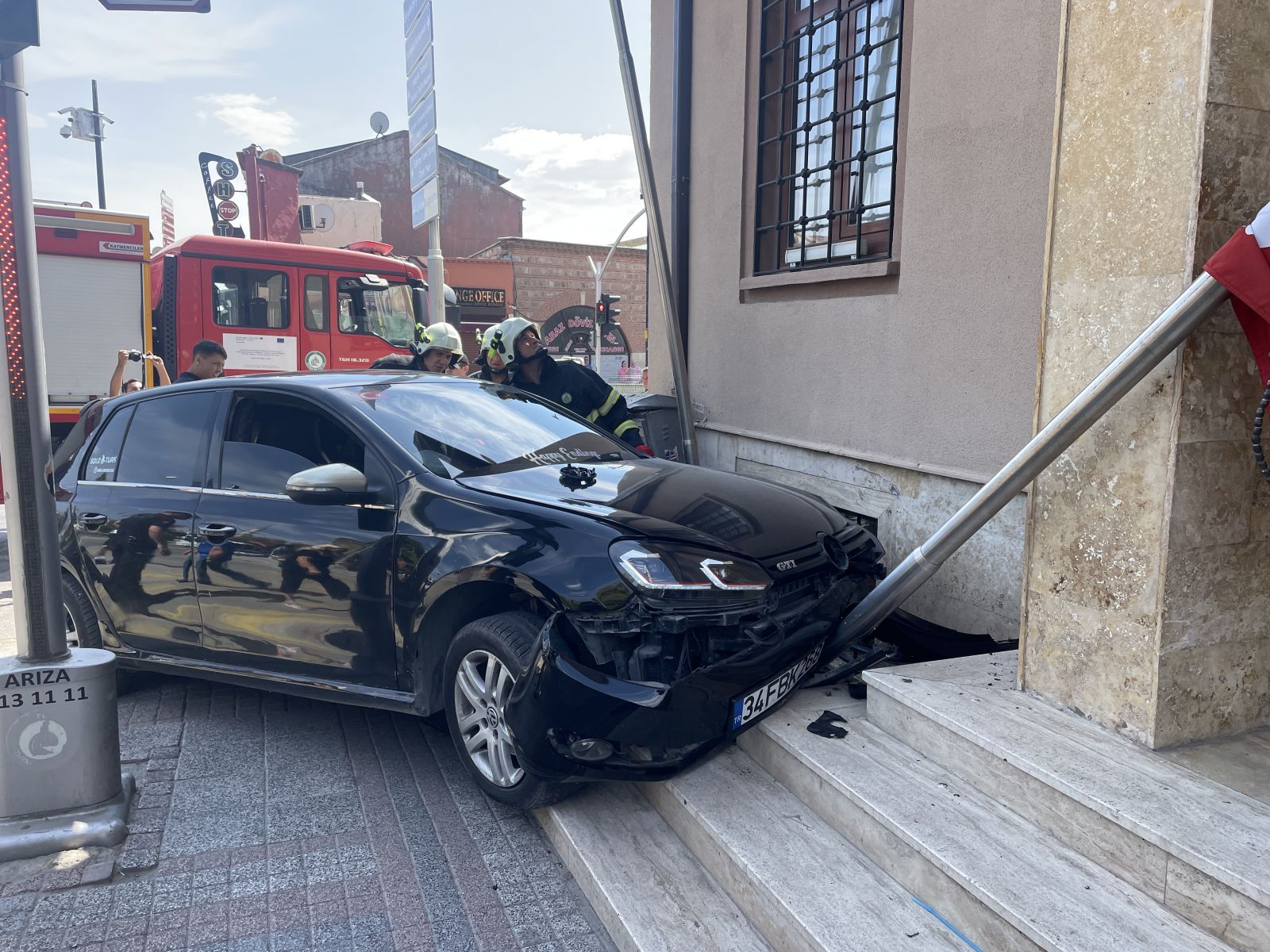 Edirne'de Otomobil Banka Şubesinin Duvarına Çarptı