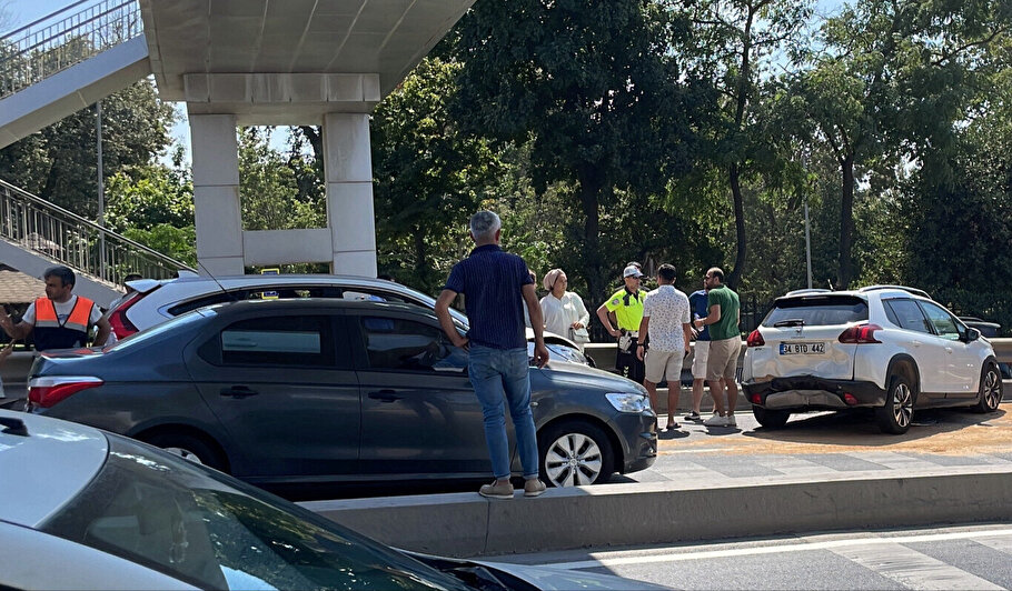 Zincirleme Trafik Kazasında 4 Araç Hasar Gördü