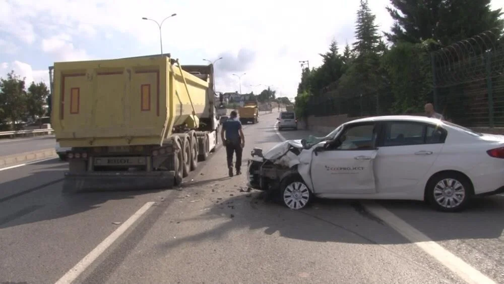 Otomobil Hafriyat Kamyonuna Çarptı: 3 Kişi Yaralandı