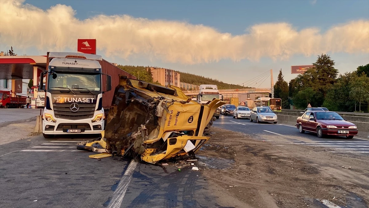 Tır Park Halindeki Bir Başka Tıra Çarptı: Sürücüsü Ağır Yaralandı