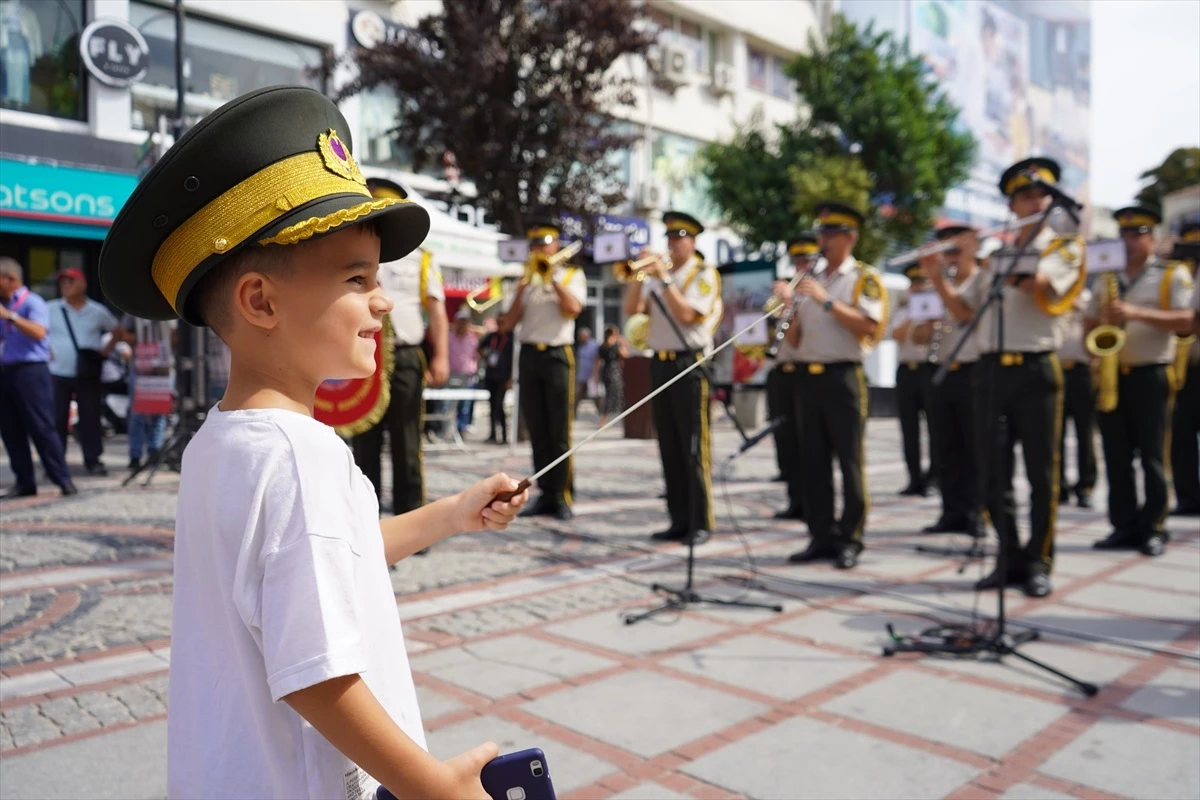 Edirne'deki Askeri Bando Konserinin Bir Bölümünü Çocuk Yönetti