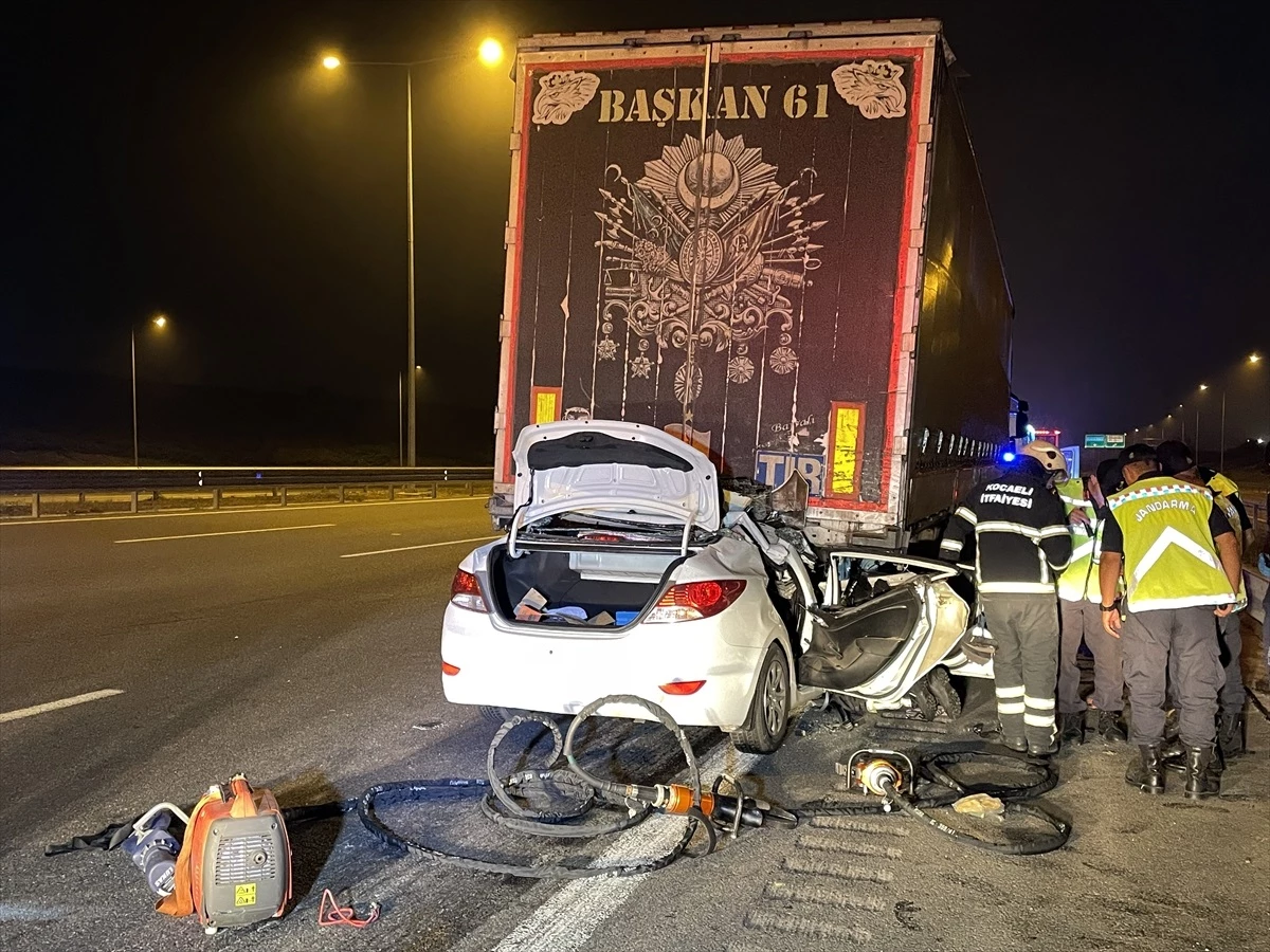 Otomobil Seyir Halindeki Tıra Çarptı: 1 Kişi Yaşamını Yitirdi