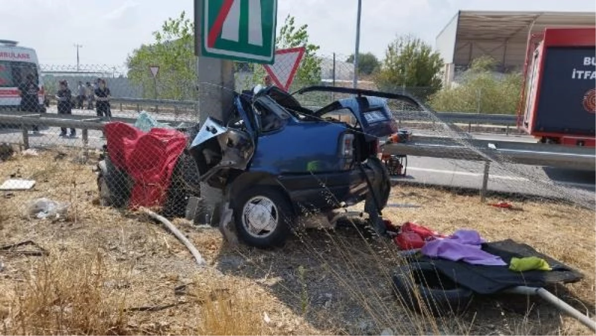 Yön Levhası Direğine Çarpan Otomobil Sürücüsü Hayatını Kaybetti