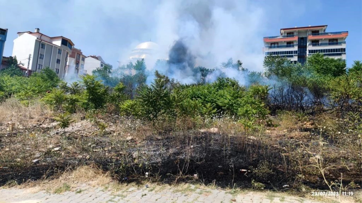 İki Bina Arasındaki Boş Arazide Yangın Çıktı