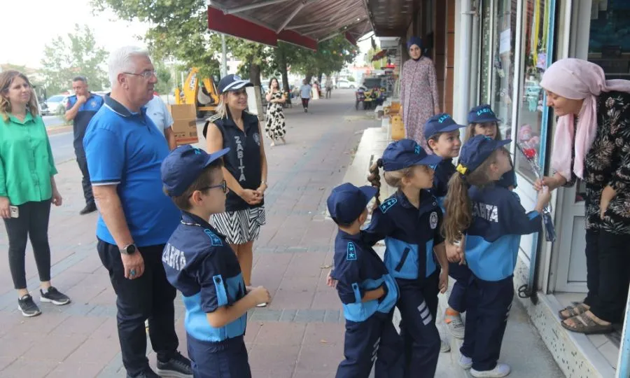 Ergene'deki Çocuklardan Esnafa Çiçek