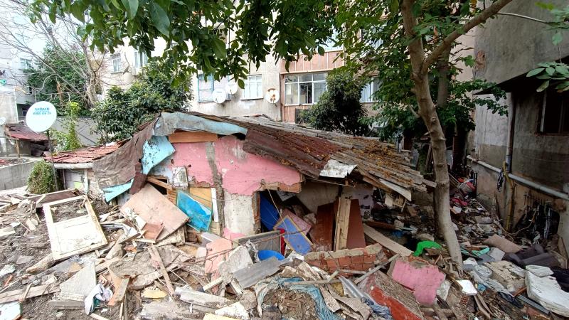 Küçükçekmece'deki Selde Evlerinin Üzerine Otomobil Düşen Kadın Yaşadıklarını Anlattı