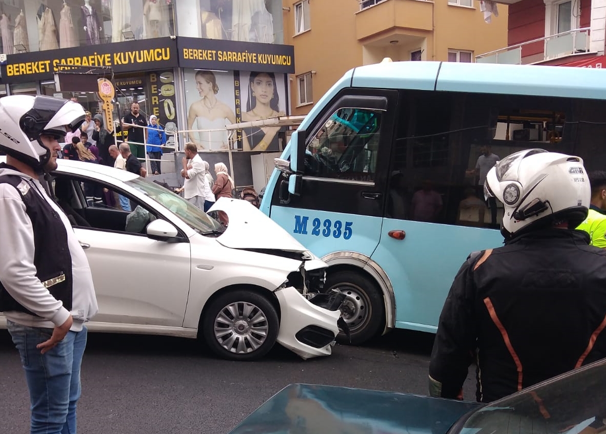 Otomobille Minibüs Çarpıştı: 3 Kişi Yaralandı