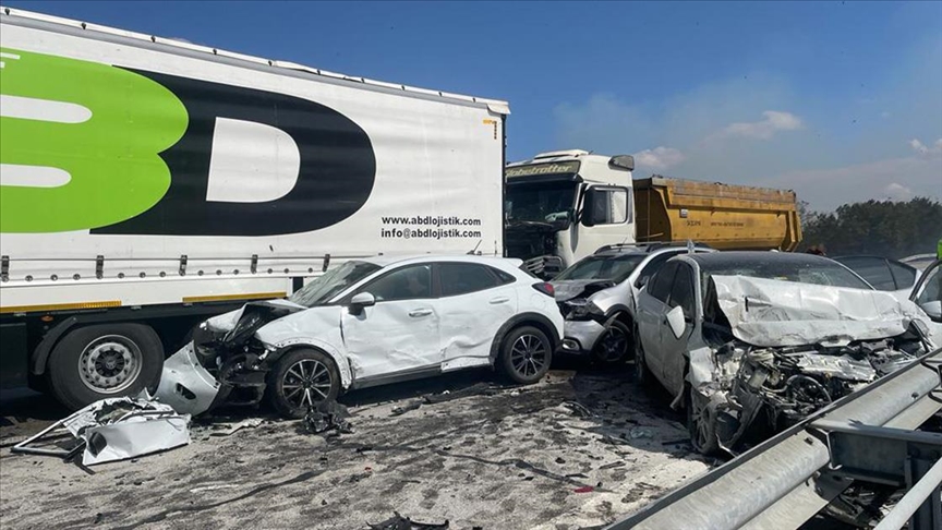 Edirne'de 12 Aracın Karıştığı Zincirleme Trafik Kazası: 2 Ölü, 35 Yaralı