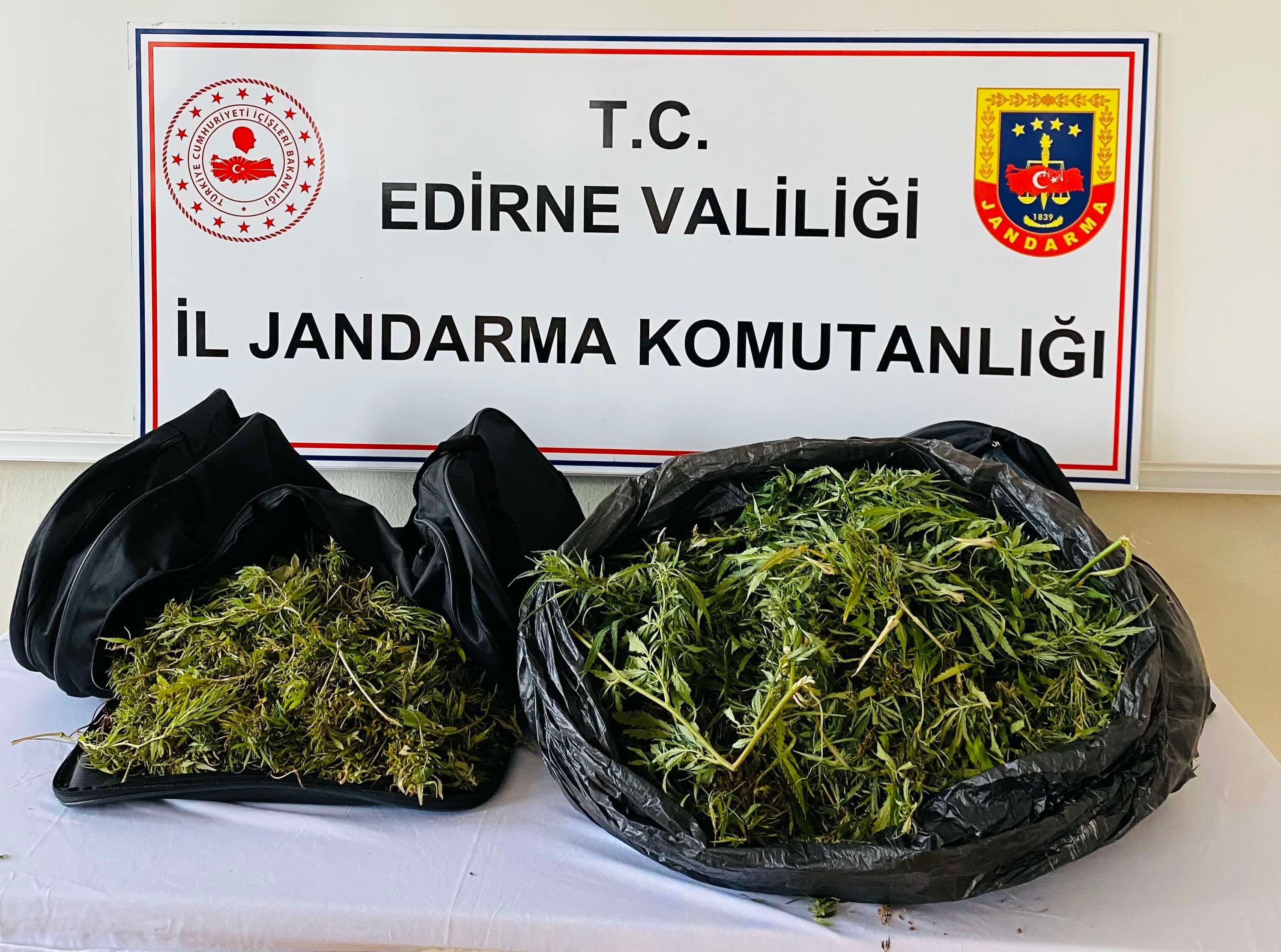 Edirne'de 6 Kilo 938 Gram Esrar Ele Geçirildi