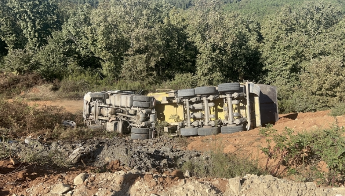 Şarampole Devrilen Kamyonun Sürücüsü Yaşamını Yitirdi