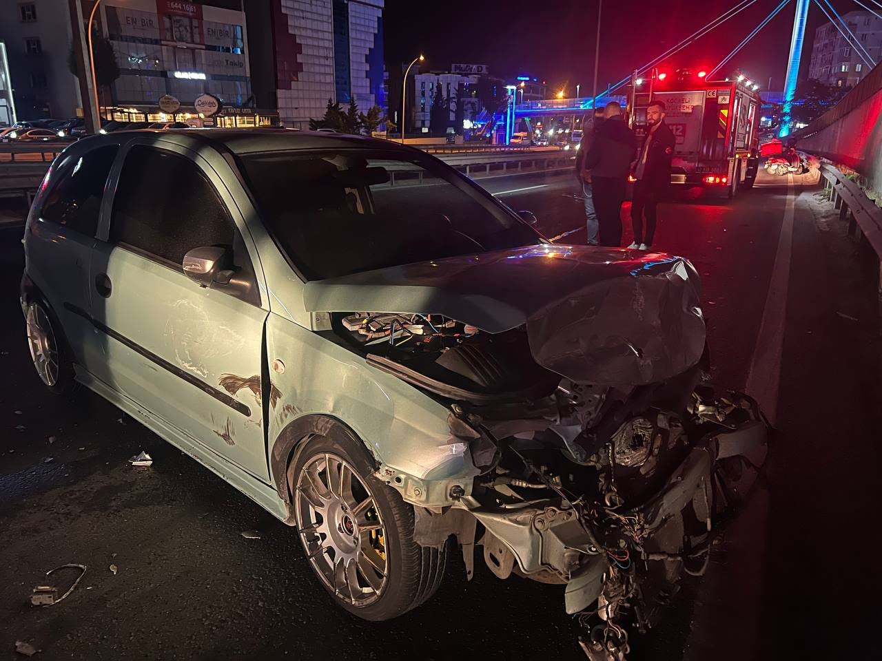 Hafif Ticari Araçla Çarpışan Otomobilin Sürücüsü Yaralandı