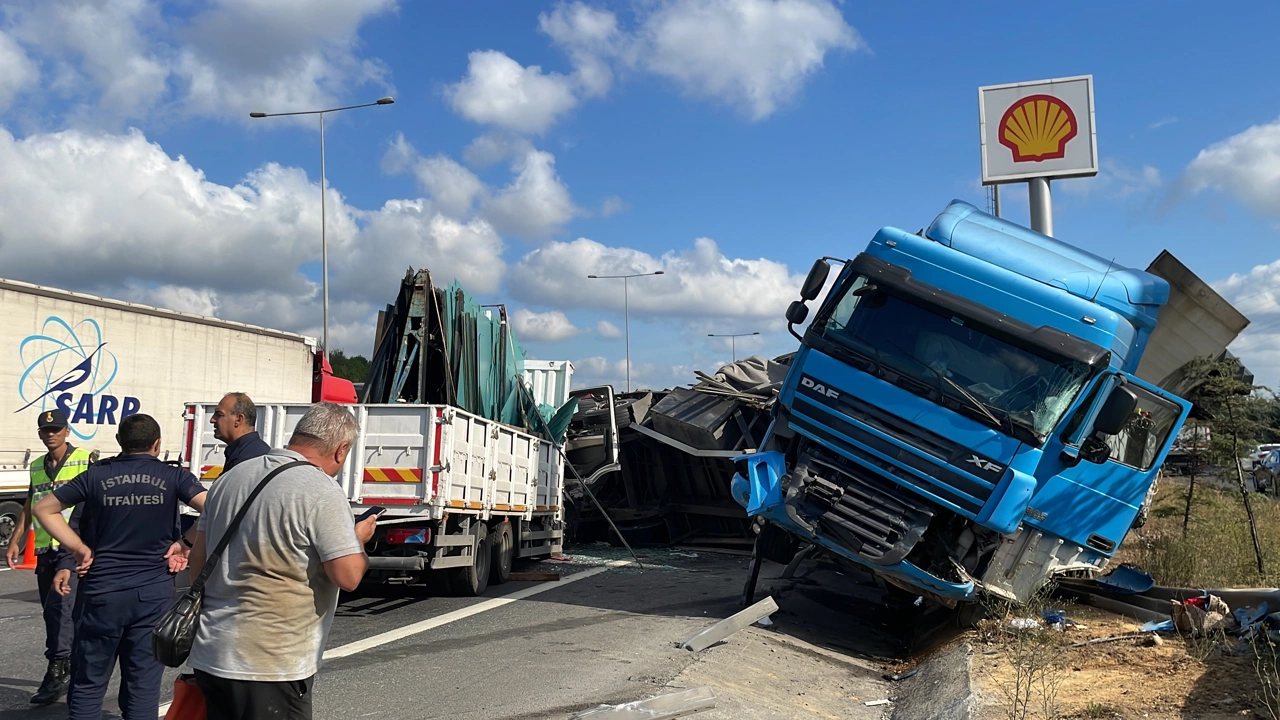 Çekmeköy'deki Trafik Kazasında 2 Kişi Yaralandı