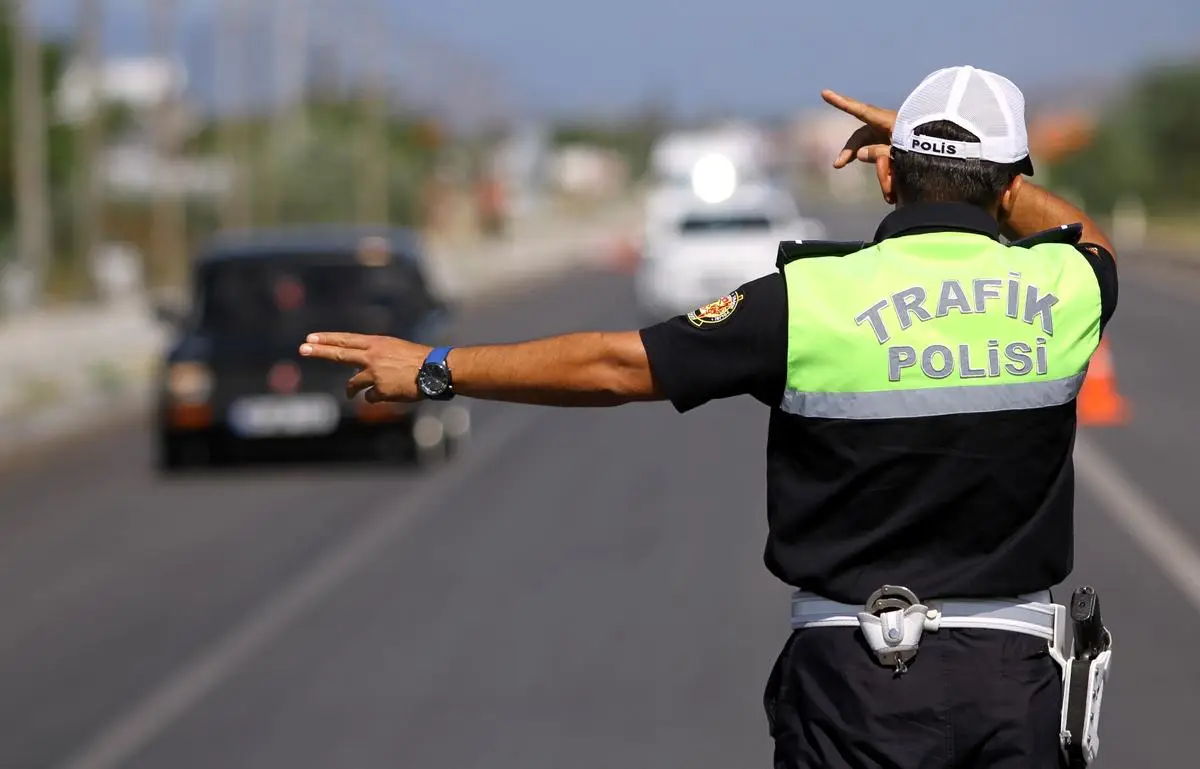 Trafik Polisi Trafiği Açışıyla Övgü Aldı