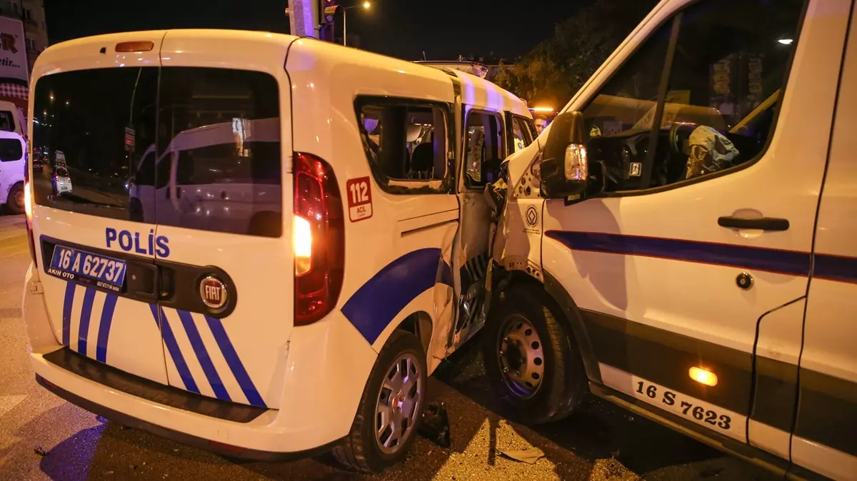 Polis Aracı, Taksi Ve Servis Kazaya Karıştı: 3'ü Polis 6 Yaralı