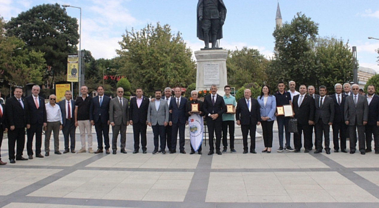 Mesleğini 61 Senedir Sürdüren Terzi Yılın Ahisi Ödülünü Aldı