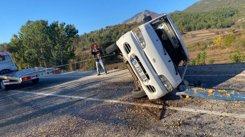 Otomobil İş Makinesine Çarptı Biri Ağır 2 Kişi Yaralandı